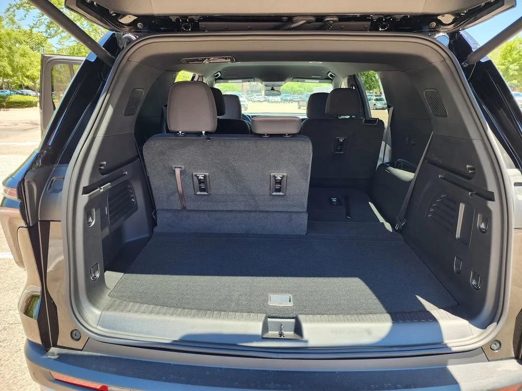 2025 Chevrolet Traverse LT - Photo 24