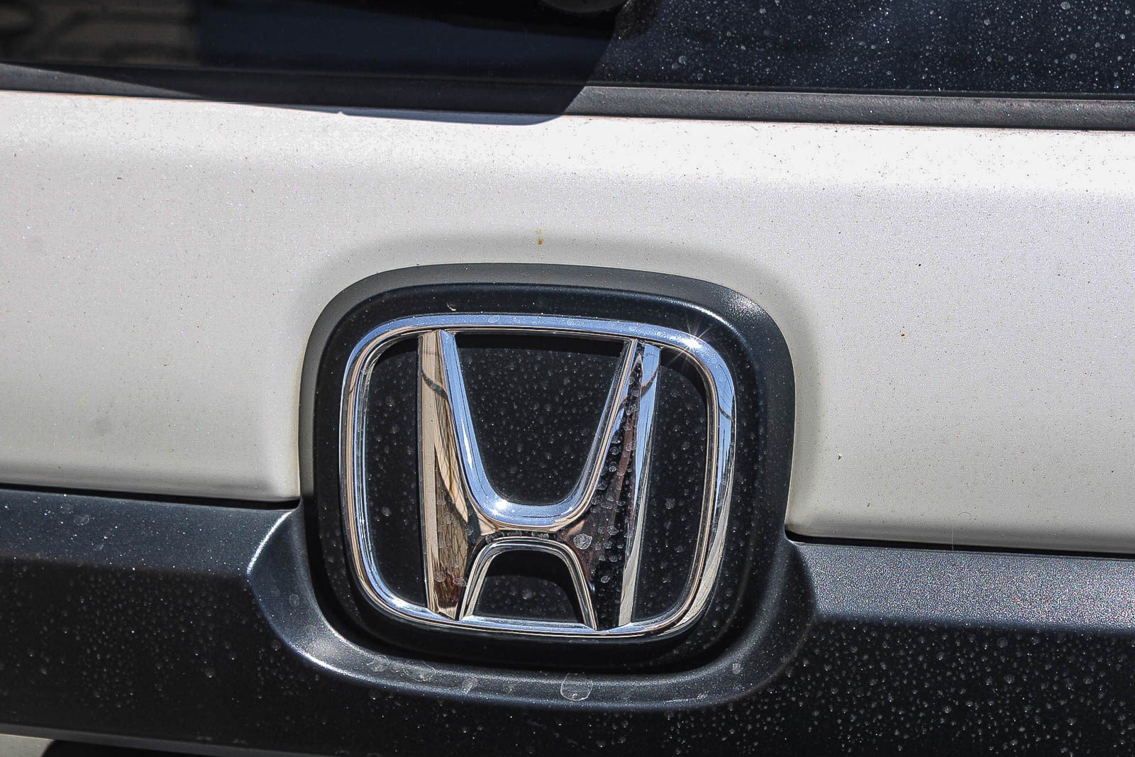 Used 2019 White Diamond Pearl Honda Touring image 15