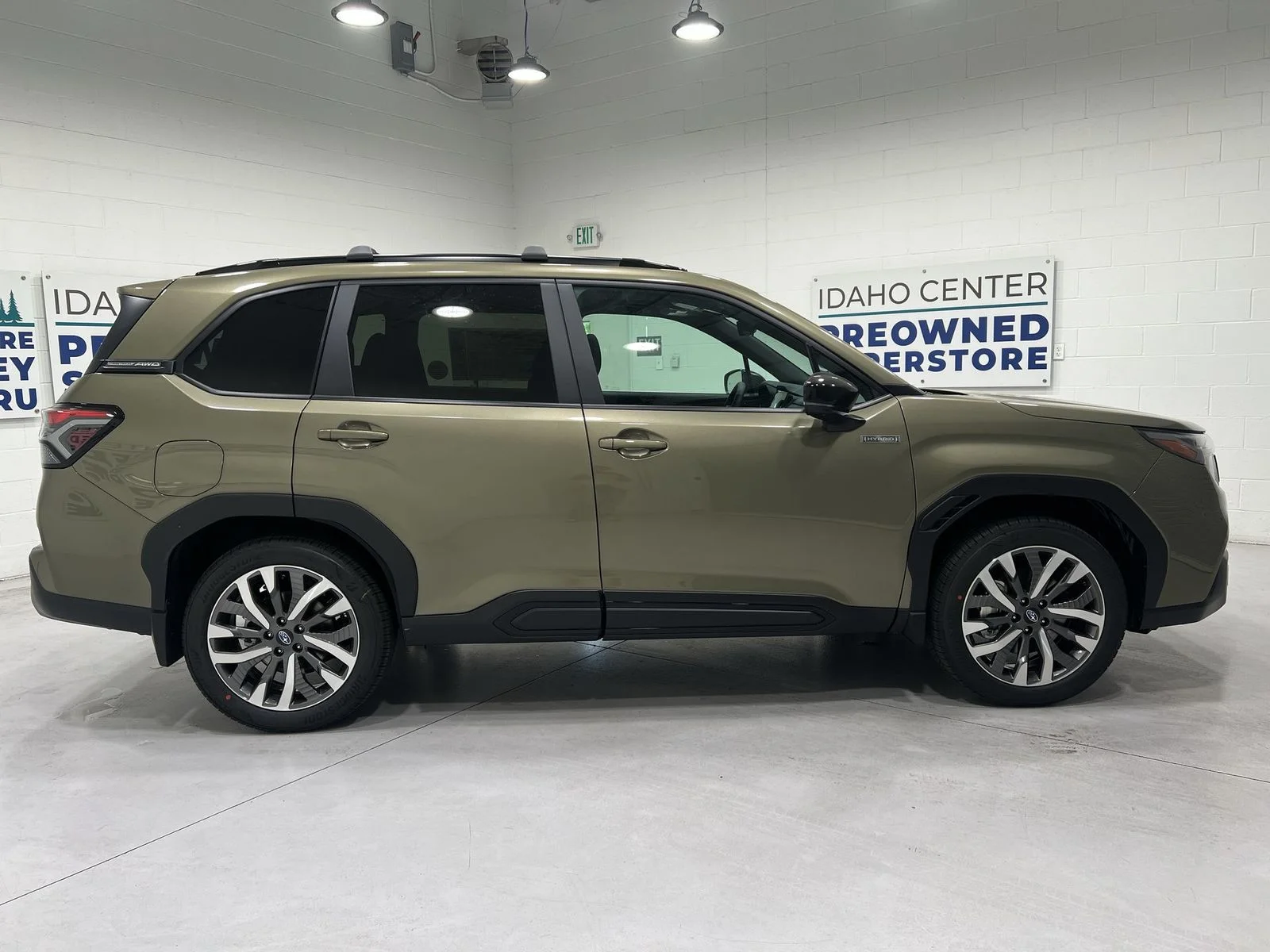 New 2026 AUTUMN GREEN METALLIC Subaru Touring Hybrid image 9