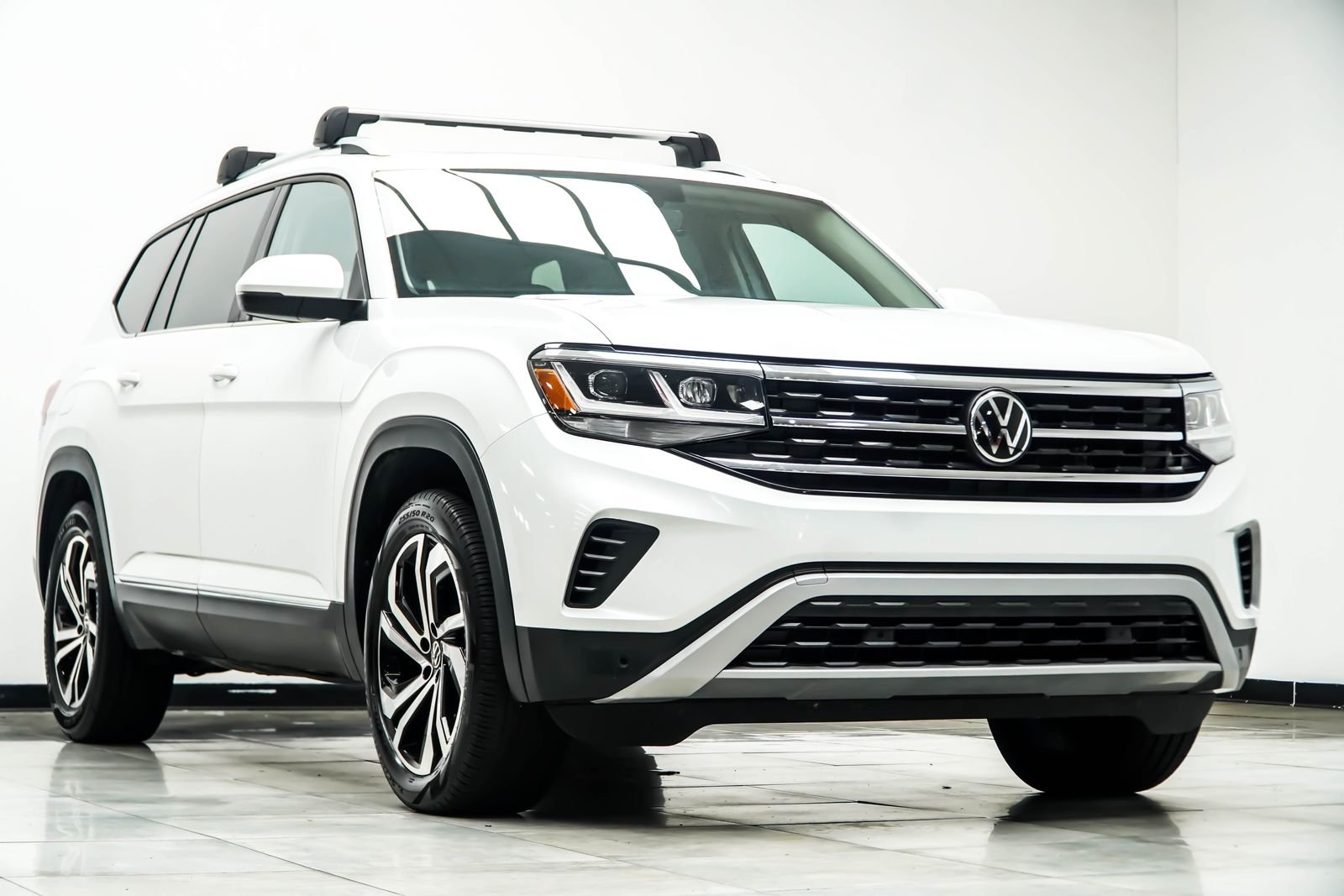 Used 2023 White Volkswagen SEL image 5