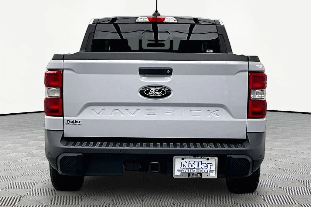 Certified Used 2025 White Metallic Ford Lariat image 4