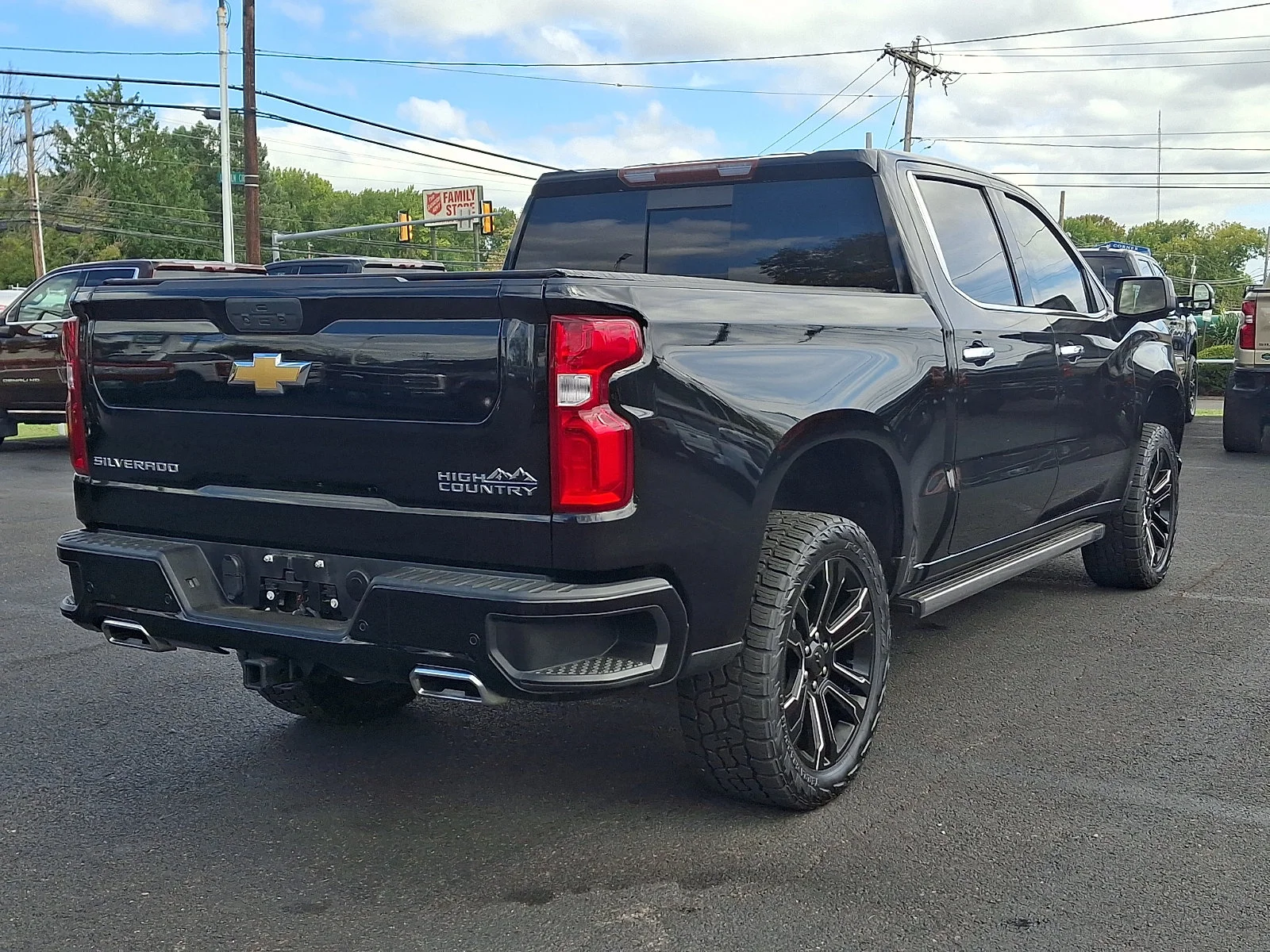 Used 2022 Mosaic Black Metallic Chevrolet High Country image 10