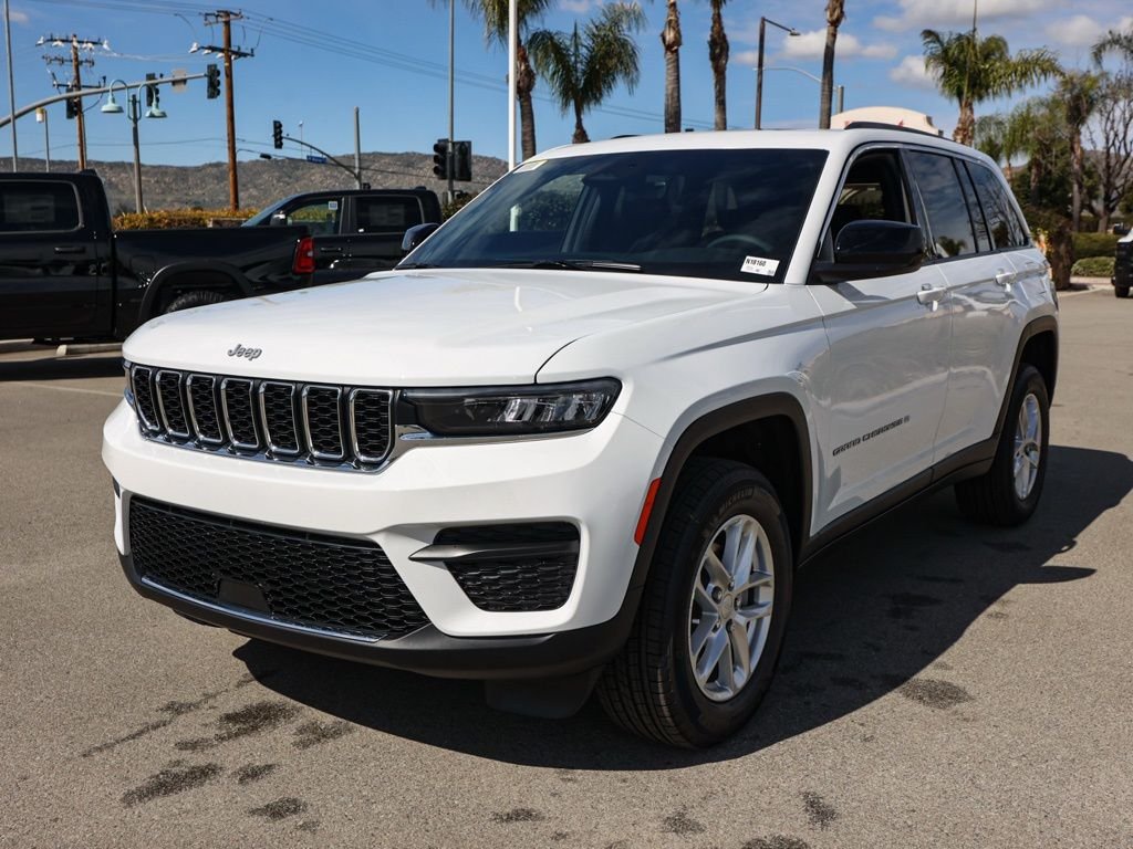 New 2026 Bright White Clear-Coat Exterior Paint Jeep Laredo X image 7