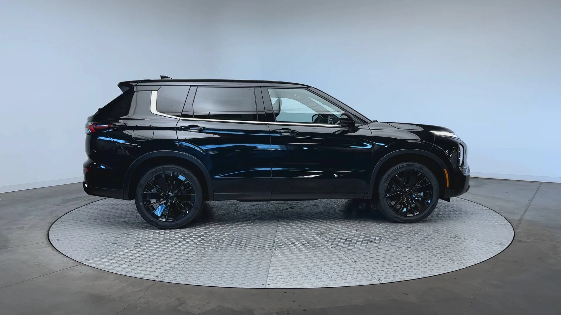 New 2026 Black Diamond Mitsubishi LE image 9
