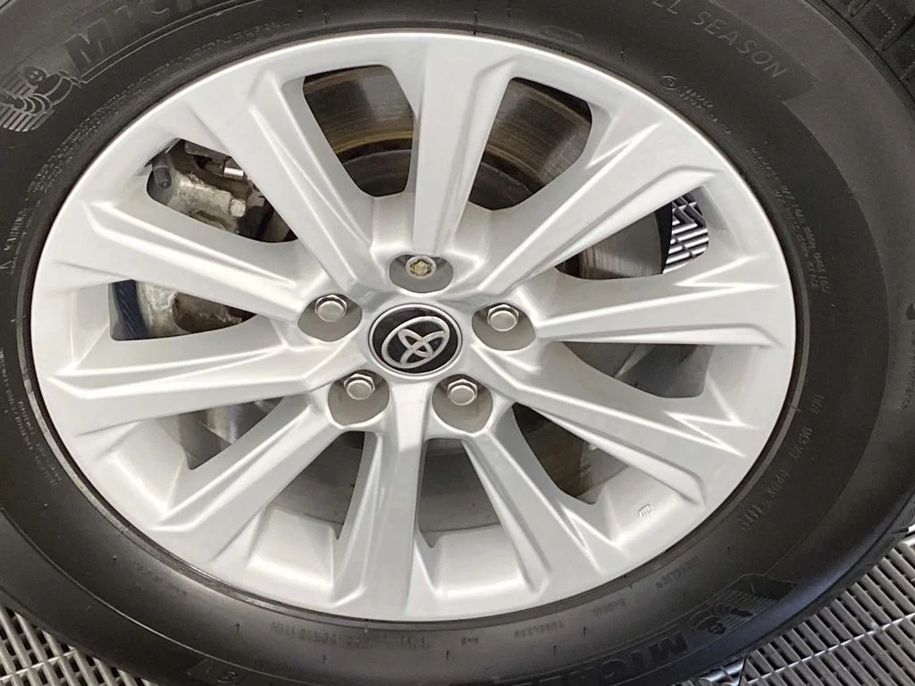Used 2025 Cloud Toyota XLE image 28