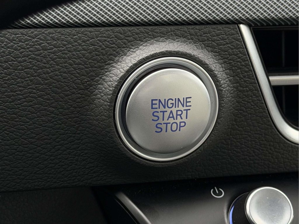 Used 2024 White Hyundai SEL image 7