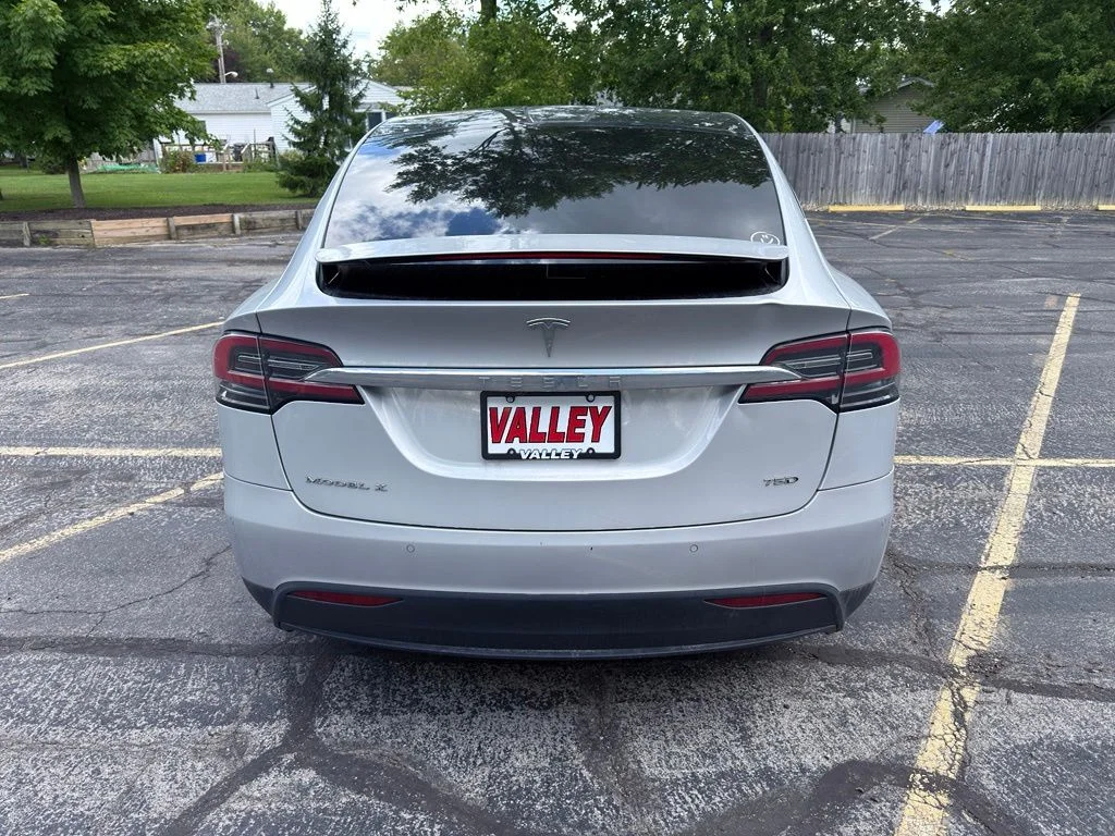 Used 2016 Silver Tesla  image 10