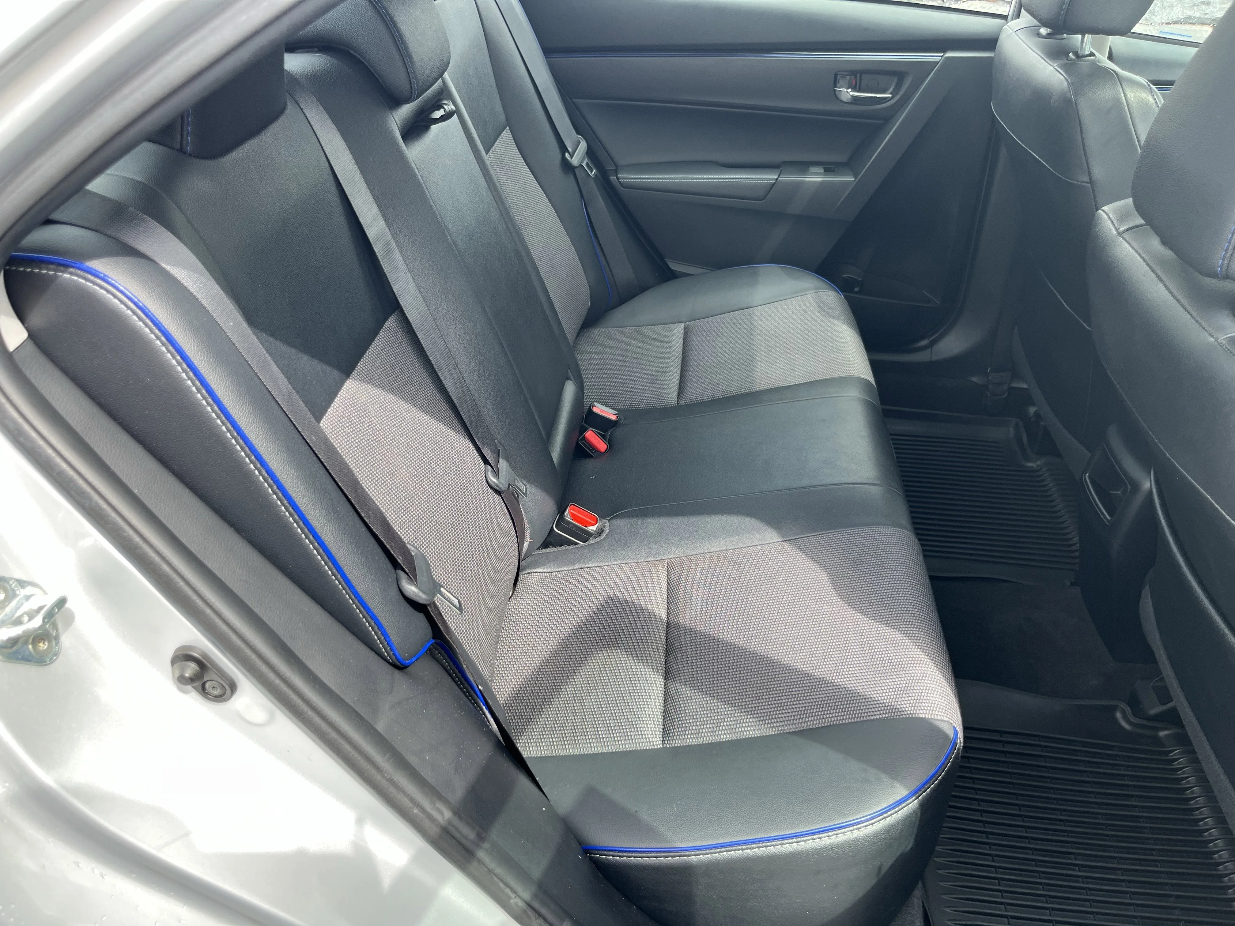 Used 2018 Classic Silver Metallic Toyota SE image 4