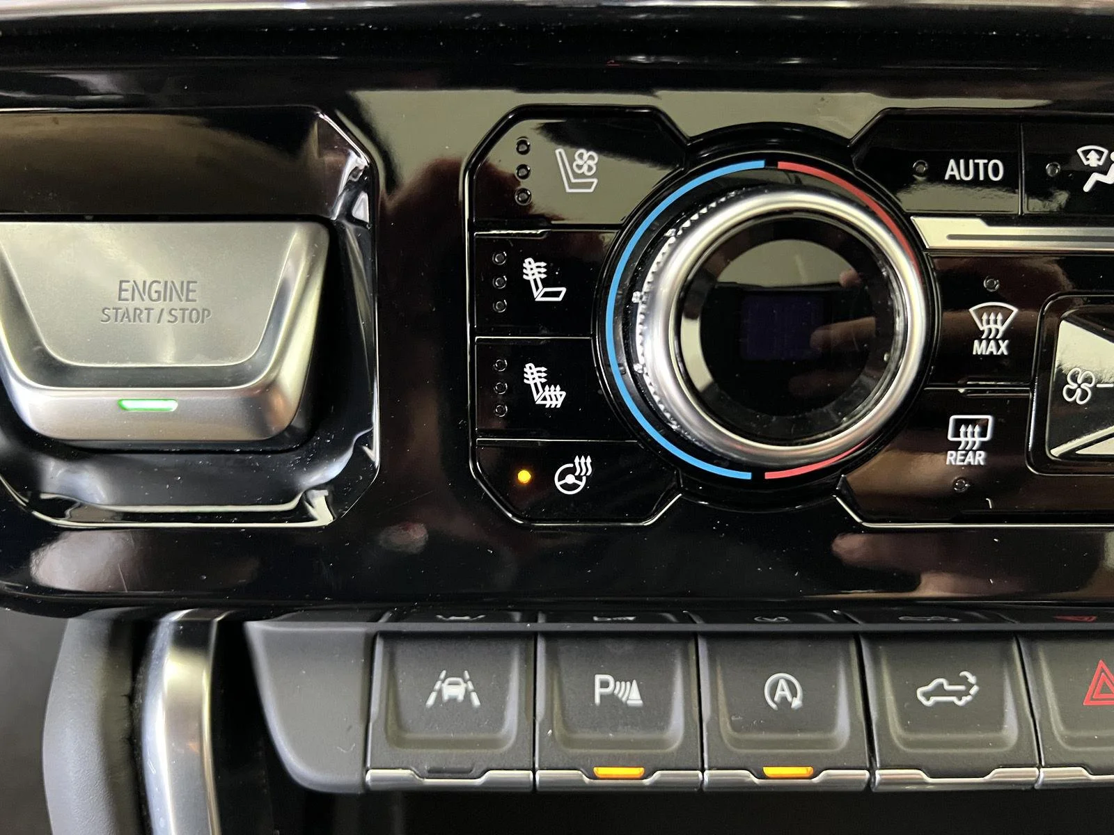 Used 2024 White Frost Tricoat GMC Denali Ultimate image 25