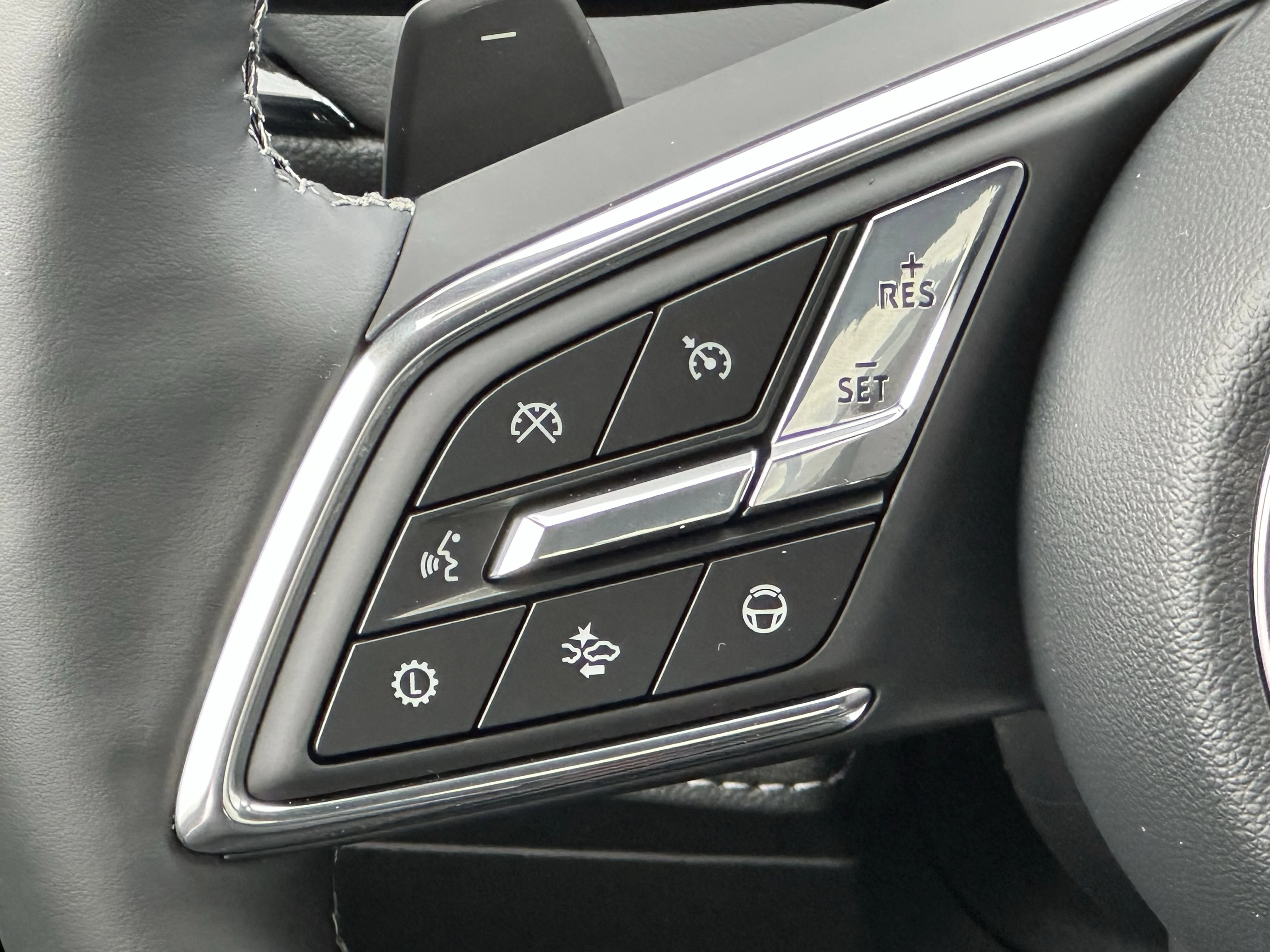 New 2026 Iridescent White Tricoat Buick Avenir image 12