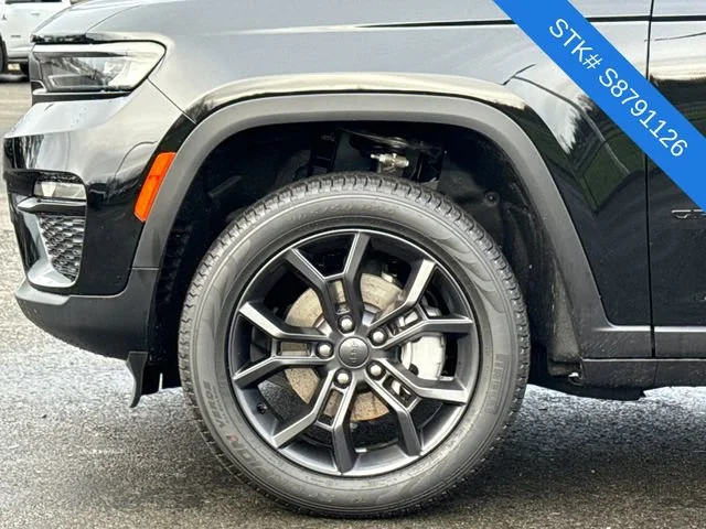 New 2025 Diamond Black Crystal Pearl-Coat Exterior Paint Jeep Limited image 4