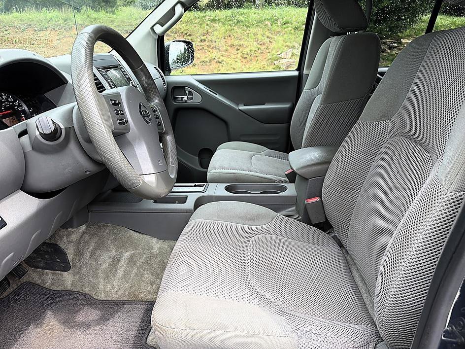 Used 2016 Arctic Blue Nissan SV image 11