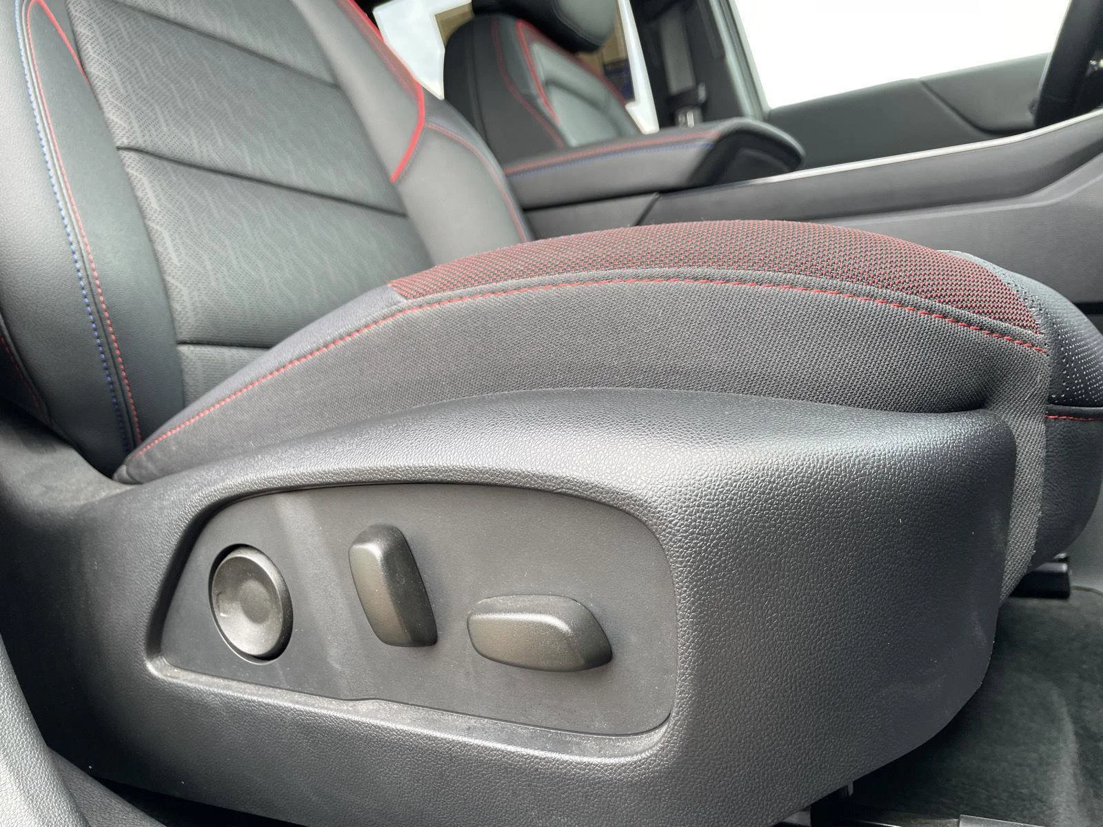 Used 2025 Sterling Gray Metallic Chevrolet AWD RS image 5