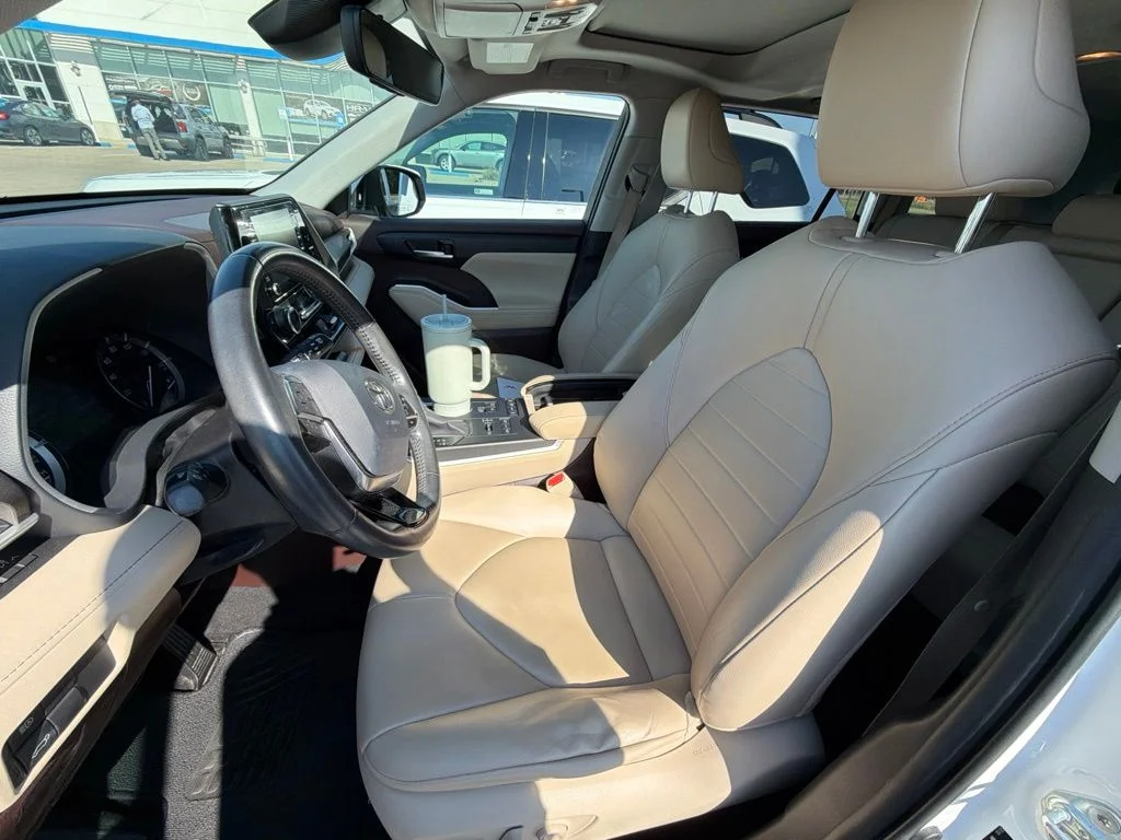 Used 2020 White Toyota XLE image 5