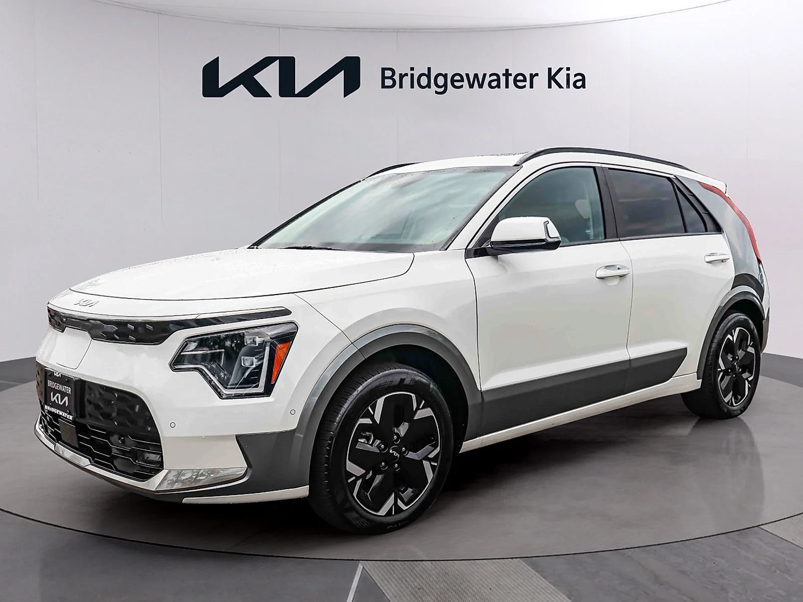 Certified Used 2025 Snow White Pearl Kia Wave image 3