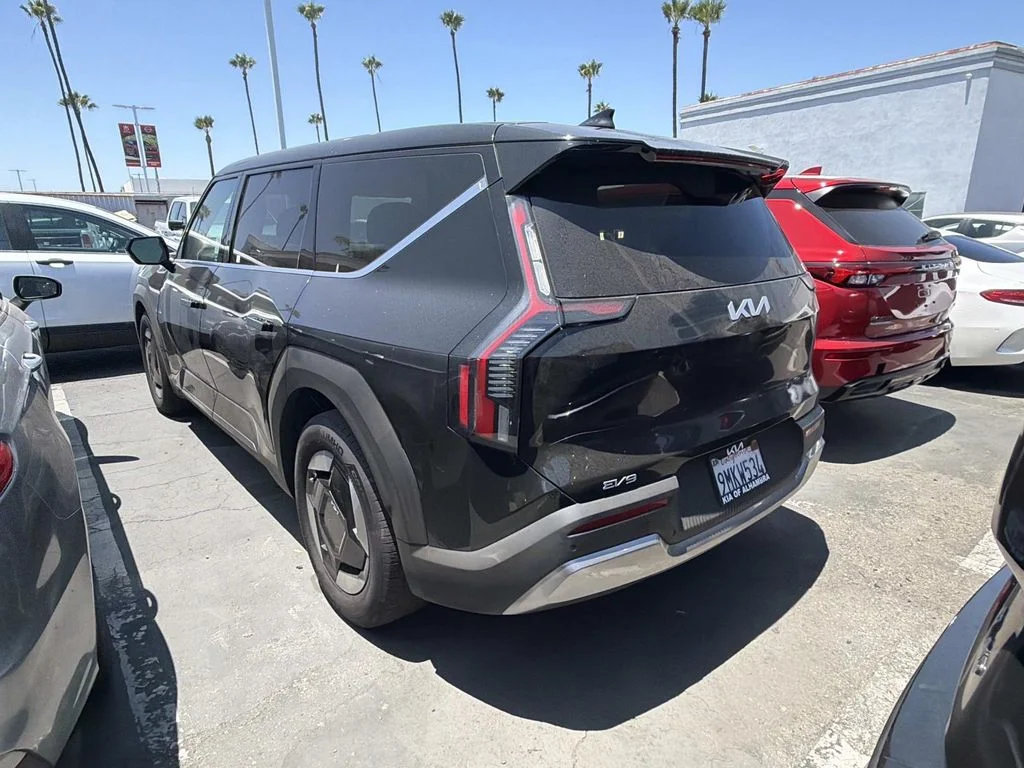 Used 2024 Aurora Black Pearl Kia Light Long Range image 3