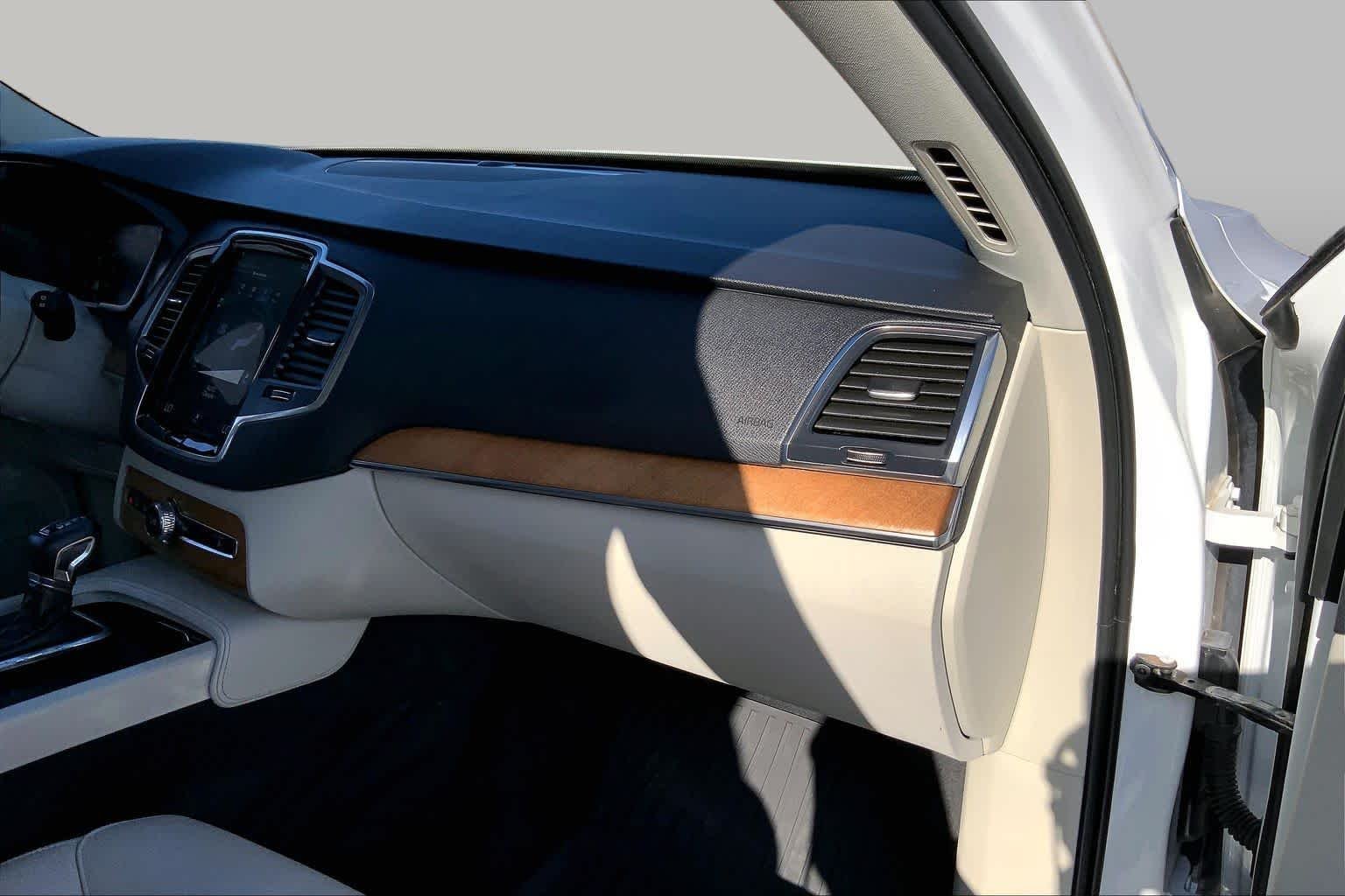 Used 2022 Crystal White Metallic Volvo Momentum image 16