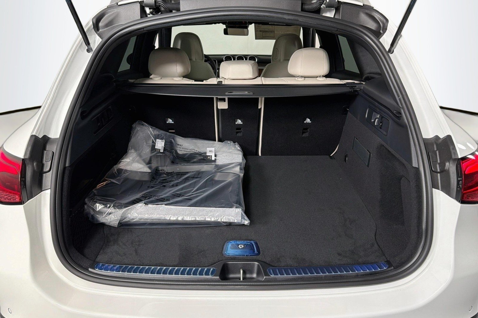 New 2026 Polar White Mercedes-Benz GLC 300 SUV image 22