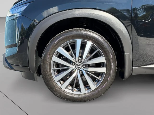 Used 2022 Black Nissan Platinum image 15