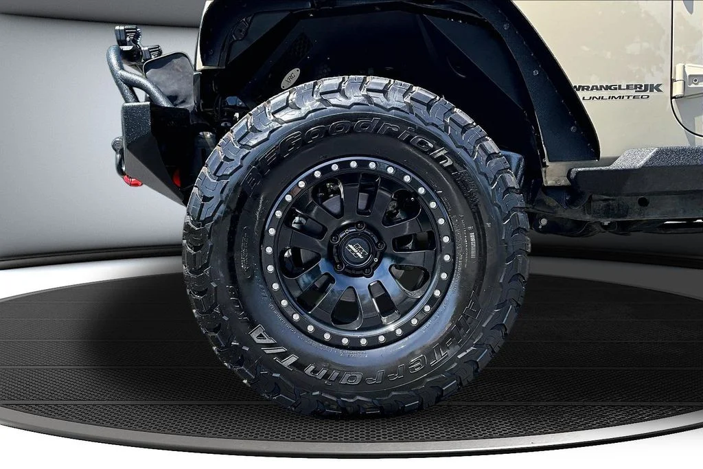 Certified Used 2018 Beige Jeep Unlimited Rubicon image 33