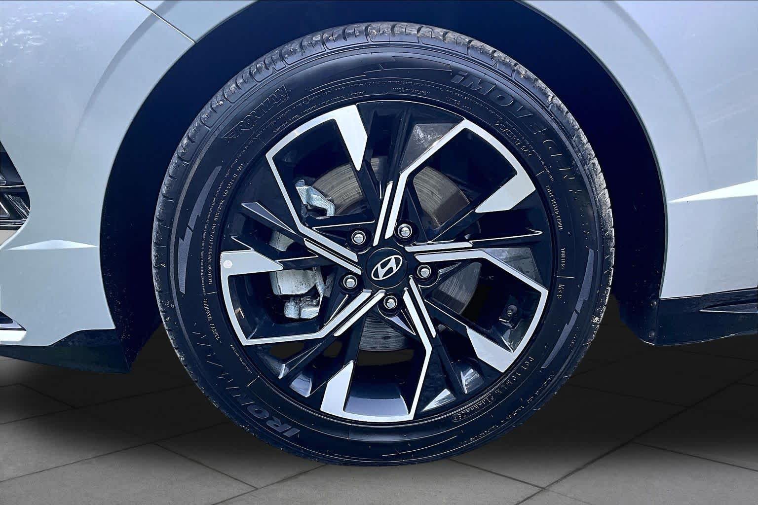 Used 2025 Aero Silver Hyundai SEL image 11