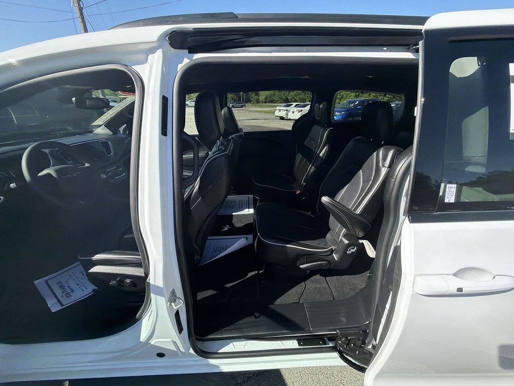 Used 2025 White Chrysler Limited image 23