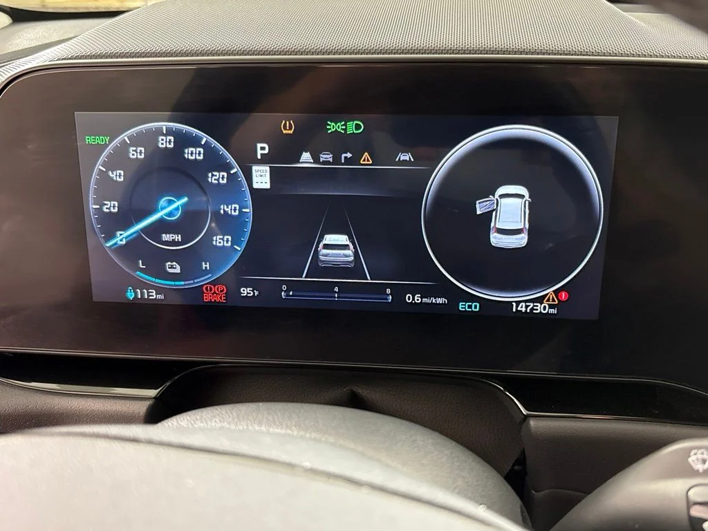 Used 2025 Black Kia Wind image 39