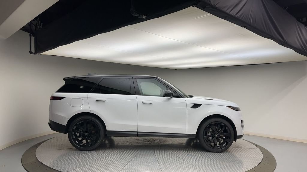 Used 2025 Fuji White Land Rover SE image 9