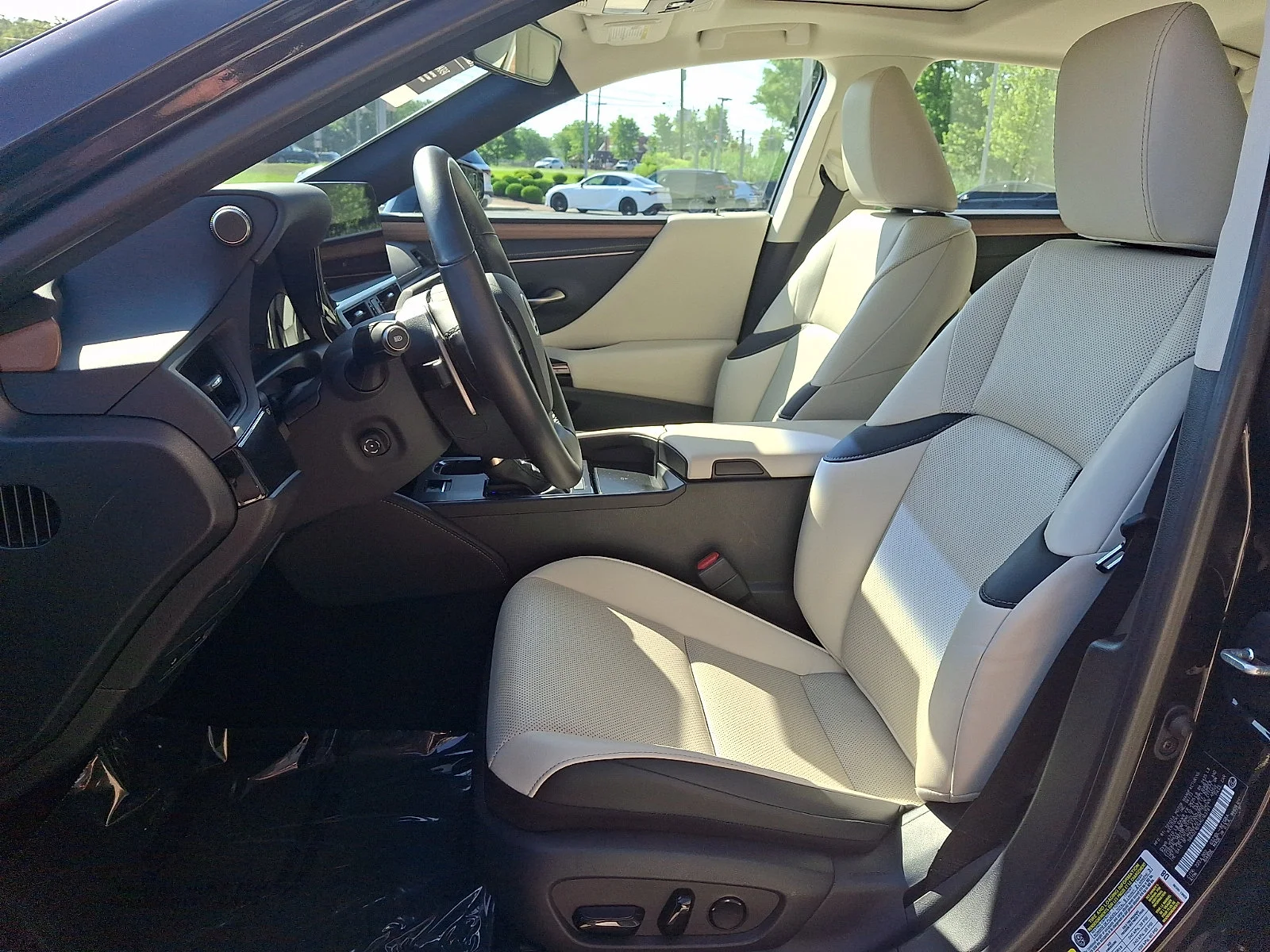 Certified Used 2024 CAVIAR Lexus  image 14