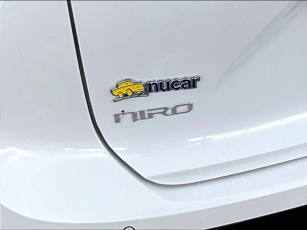 Used 2024 White Kia Wind image 27