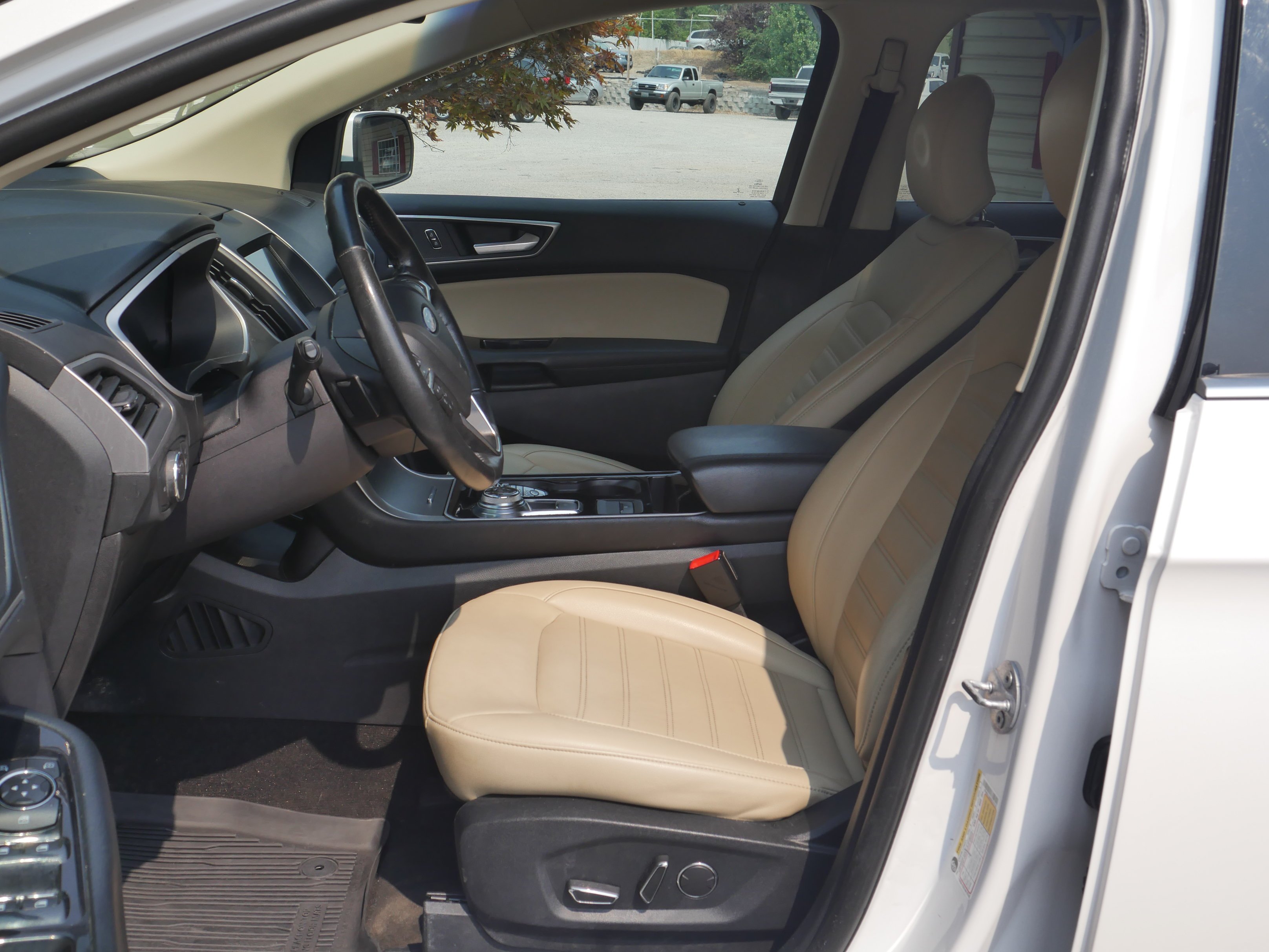 Used 2019 White Platinum Clearcoat Metallic Ford SEL image 3