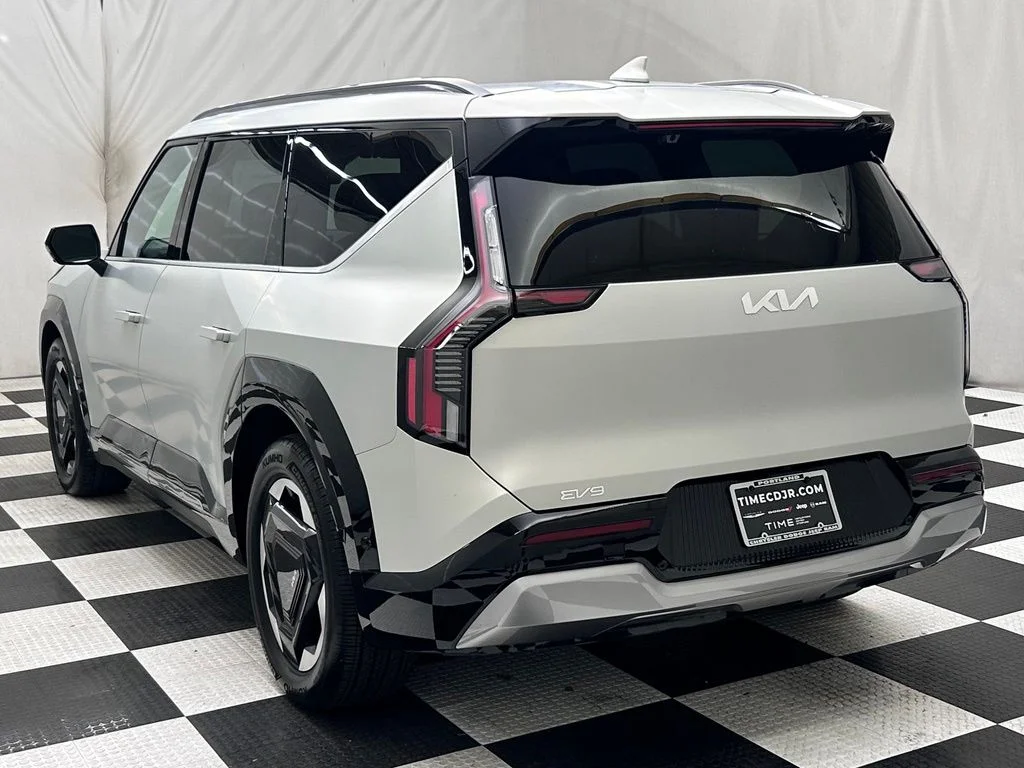 Used 2024 White Kia Land image 5