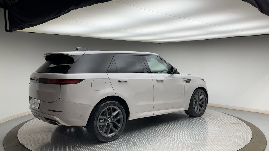 Used 2025  Land Rover Dynamic SE image 2