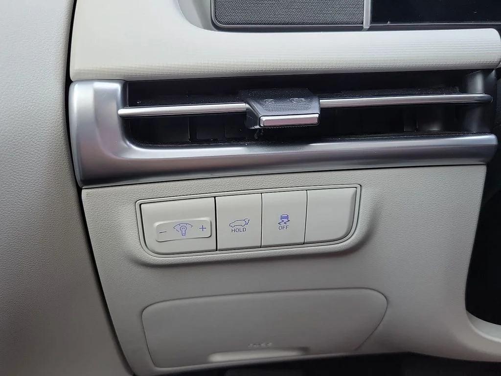 Used 2025 Shimmering Silver Hyundai SEL image 14