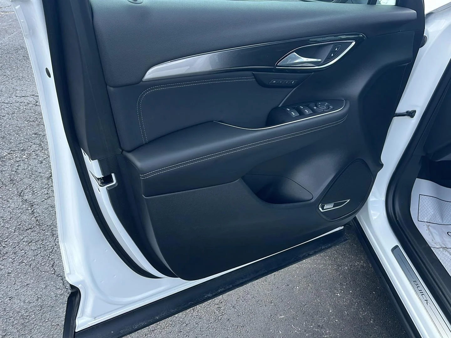 Used 2025 Summit White Buick Preferred image 18