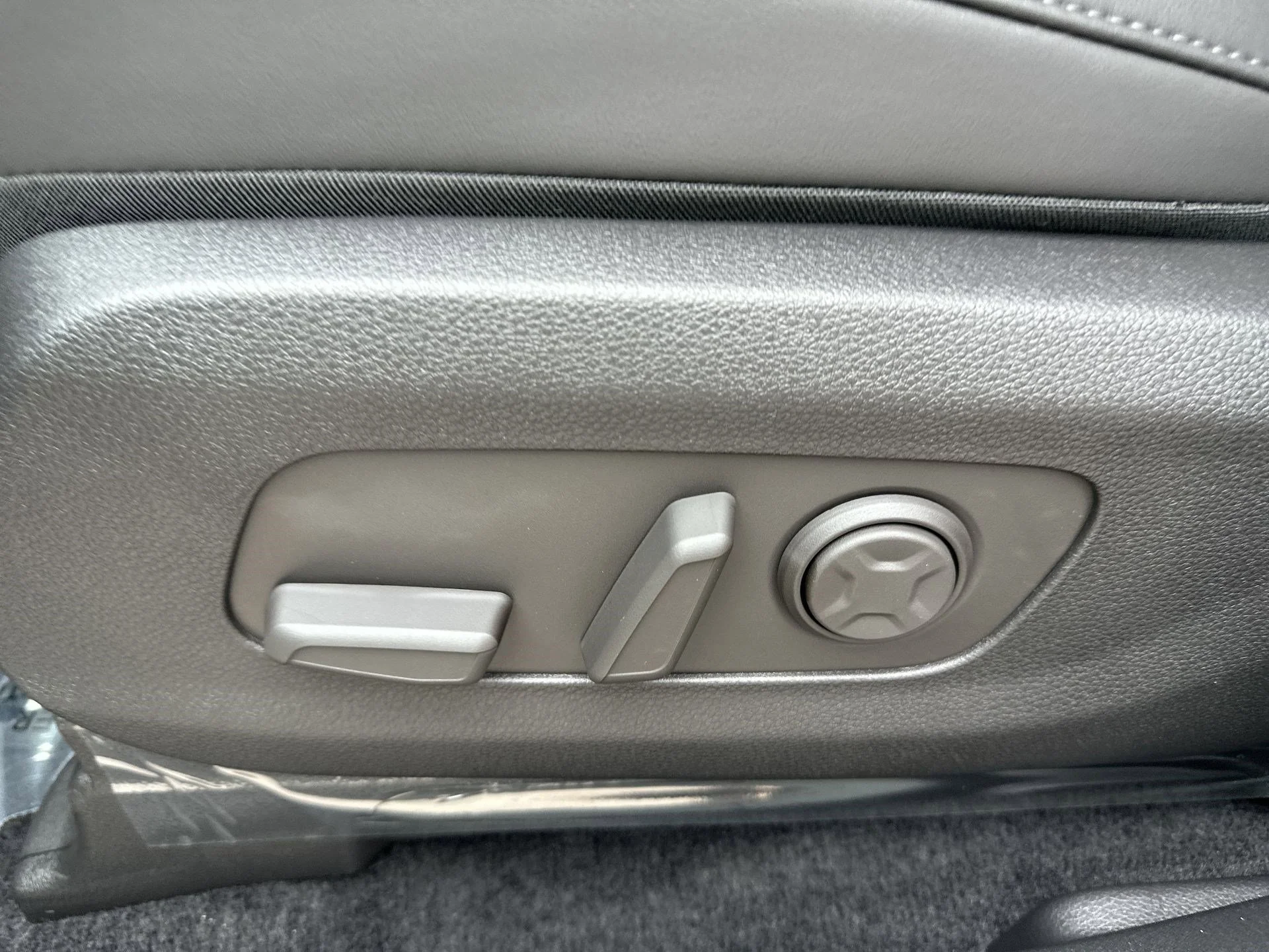 New 2026 Ceramic Silver Kia EX image 16