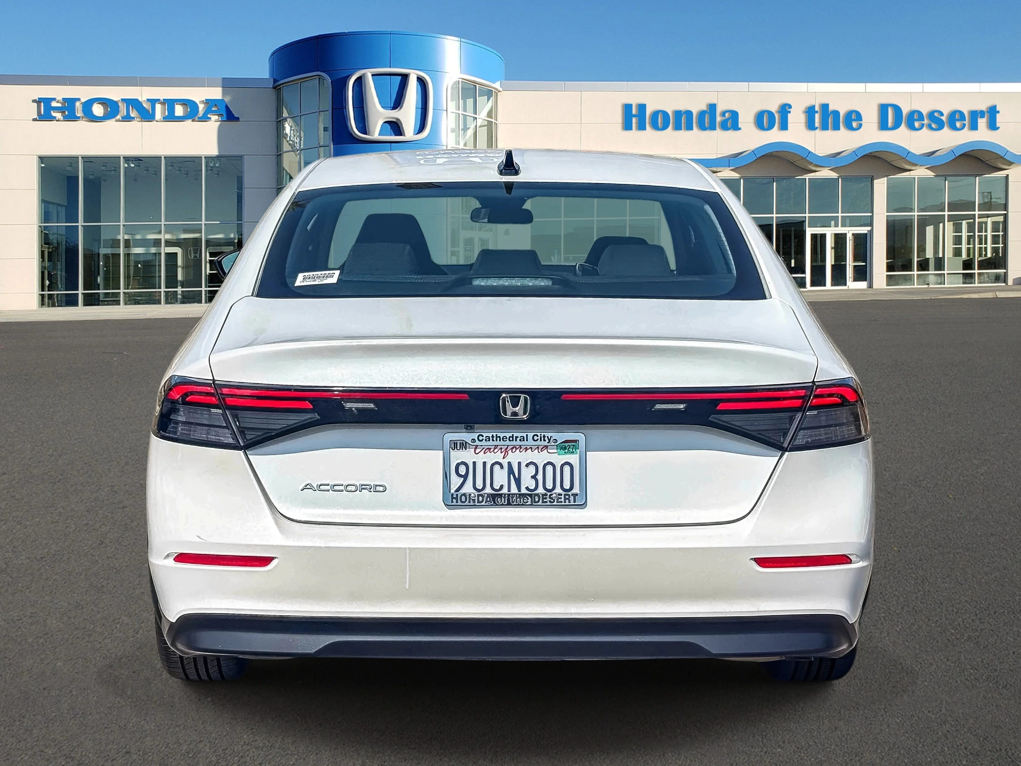 Certified Used 2025 Platinum White Pearl Honda SE image 5