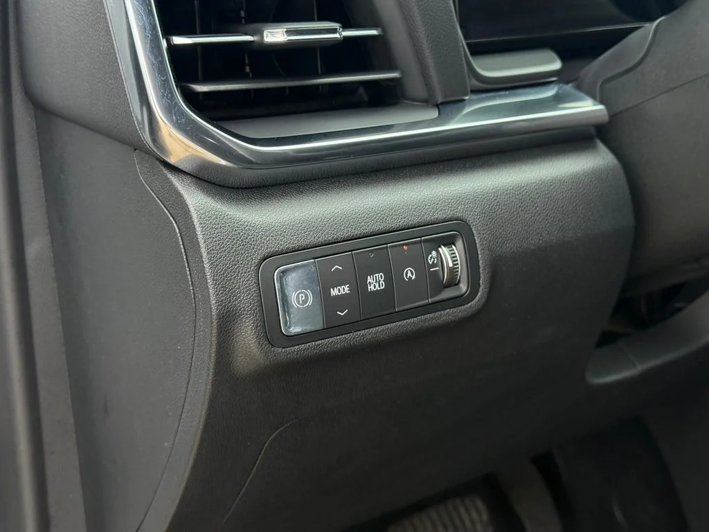 Used 2026 White GMC Elevation image 12
