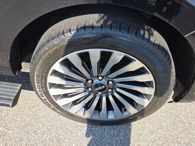 Used 2019 Black Lincoln Reserve image 16
