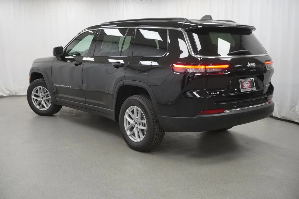New 2026 Diamond Black Crystal Pearlcoat Jeep Laredo image 13