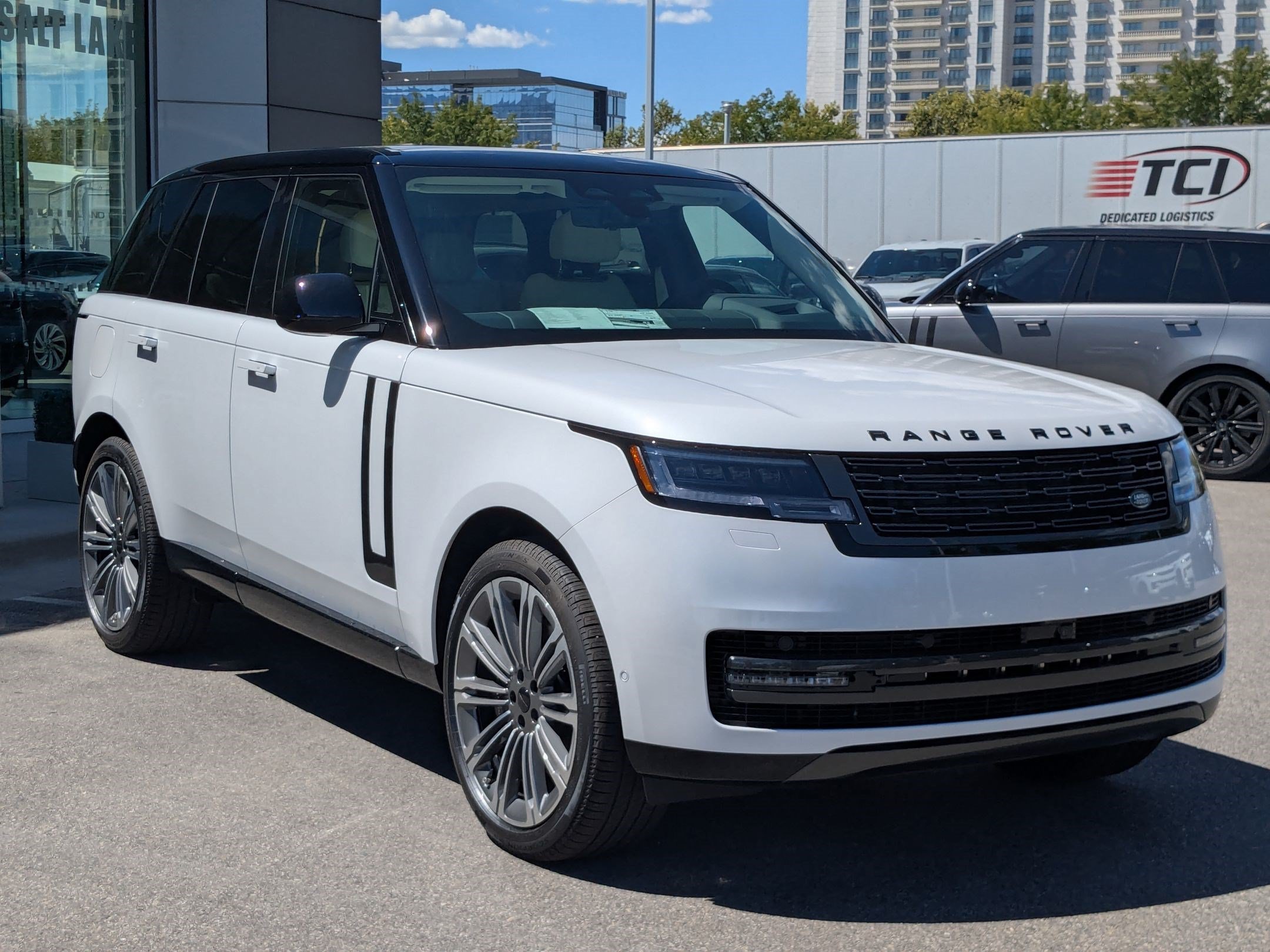 New 2026 Ostuni Pearl White Land Rover P530 SE image 3