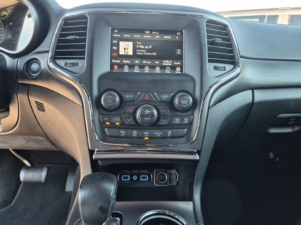 Used 2021 White Jeep Laredo image 32