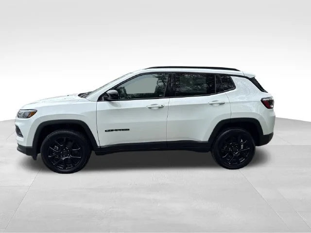 New 2026 Bright White Clear-Coat Exterior Paint Jeep Latitude image 4