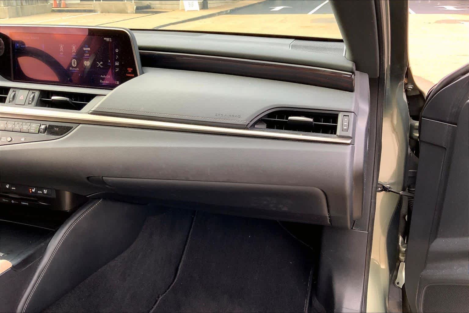 Used 2019 Sunlit Green Lexus  image 18