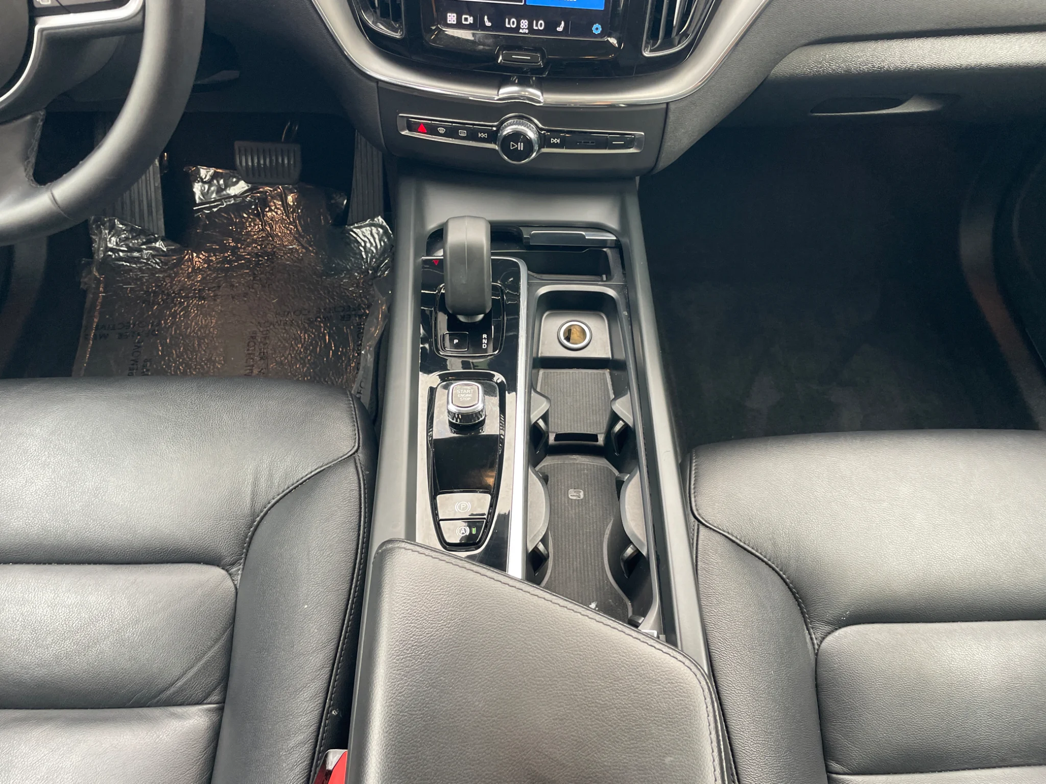 Used 2023 Thunder Grey Metallic Volvo Core Bright Theme image 16