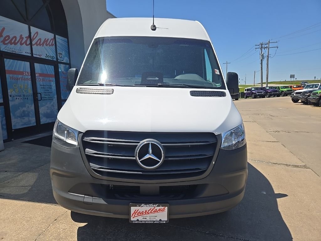 Used 2025  Mercedes-Benz Cargo 144 WB image 13