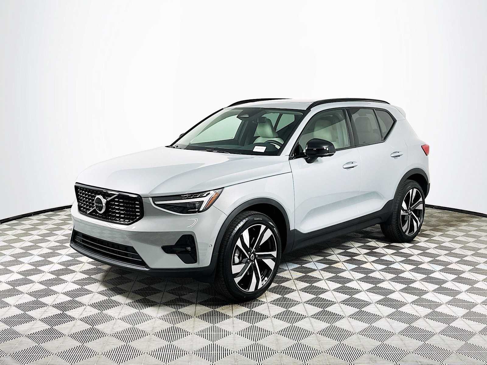 Certified Used 2025 Vapour Grey Volvo Ultra image 3