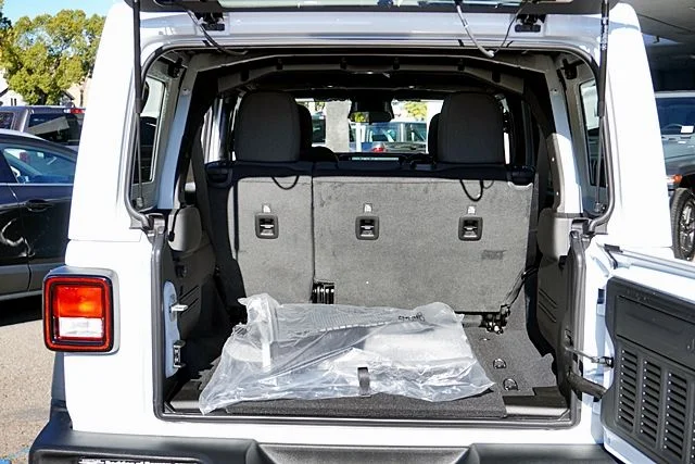New 2026 Bright White Clear-Coat Exterior Paint Jeep Sport S image 21