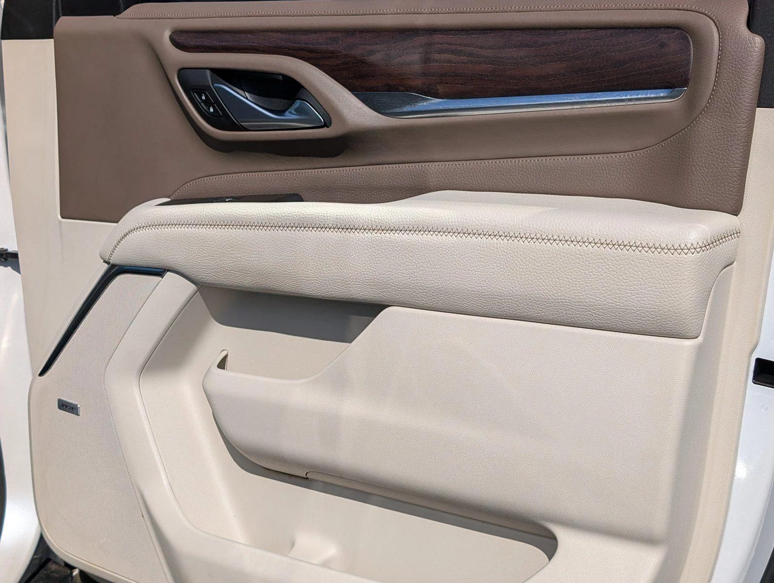 Used 2022 White Frost Tricoat GMC Denali image 40