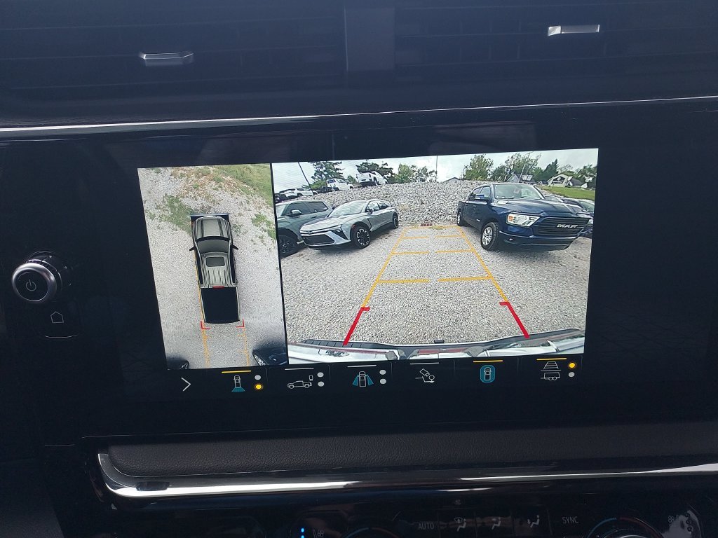 Used 2022 White GMC AT4 image 23